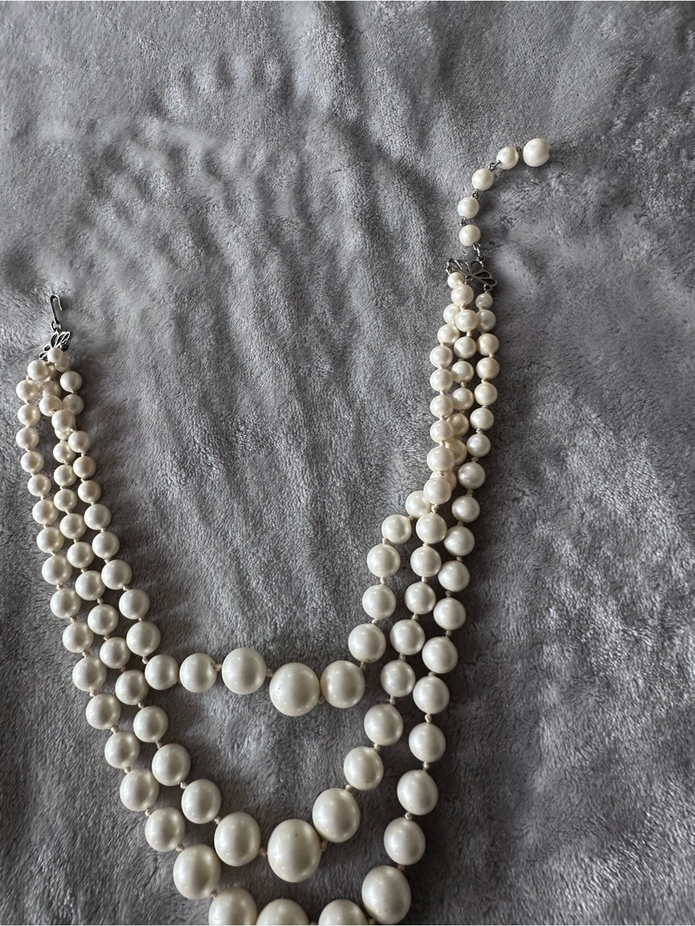 Vintage triple strands graduated faux pearl necklace